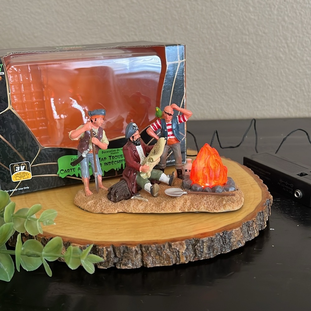 EUC Lemax Spookytown Halloween Pirates Treasure Map Trouble Light Up Figure